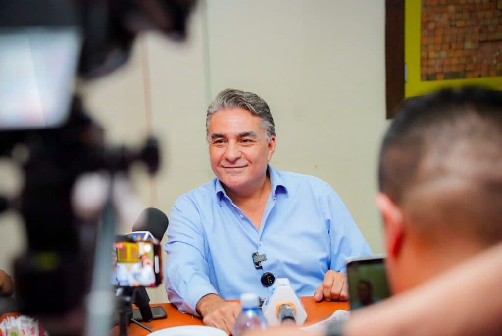 Jesús Ruiz Uribe sonríe durante una conferencia de prensa en Tijuana, destacando su imagen positiva en la encuesta de La Crónica.