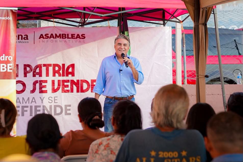 Jesús Ruiz Uribe habla en una asamblea informativa en Tijuana, enfatizando la defensa de la Soberanía Nacional ante un grupo de personas.