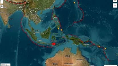 Mapa de la región de Indonesia mostrando la ubicación del terremoto de magnitud 7.7 y la ruta del tsunami.