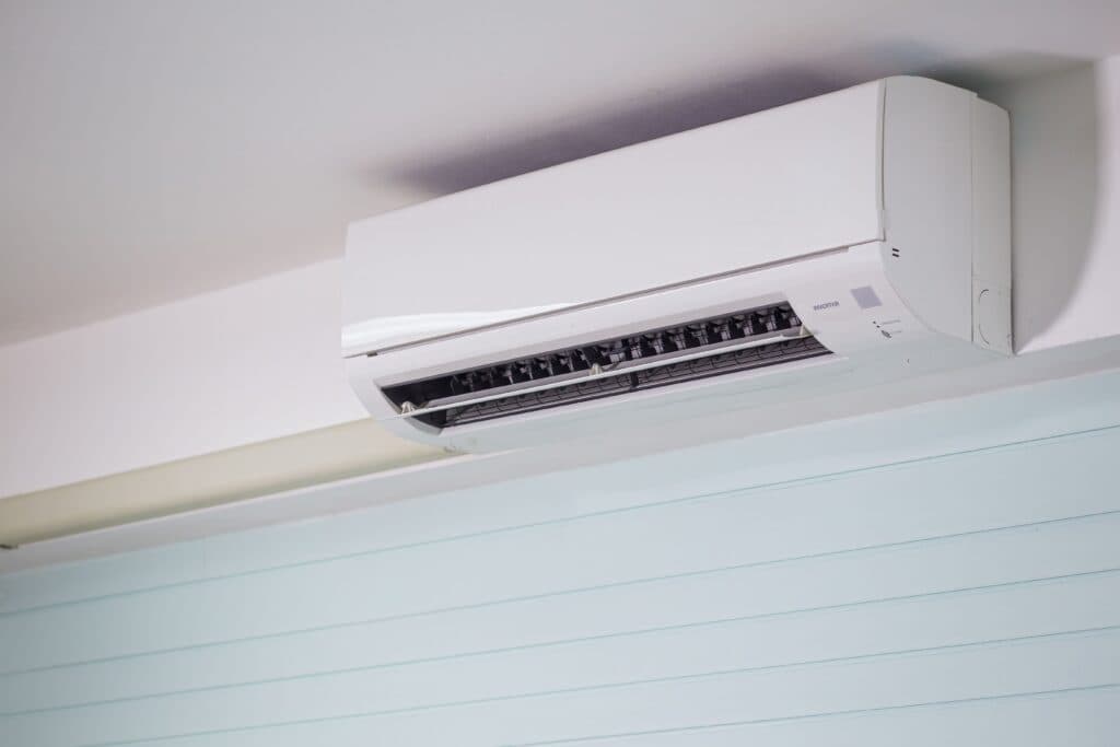 Aire acondicionado montado en la pared, recomendado por la CFE para optimizar el consumo eléctrico en temporada de calor.