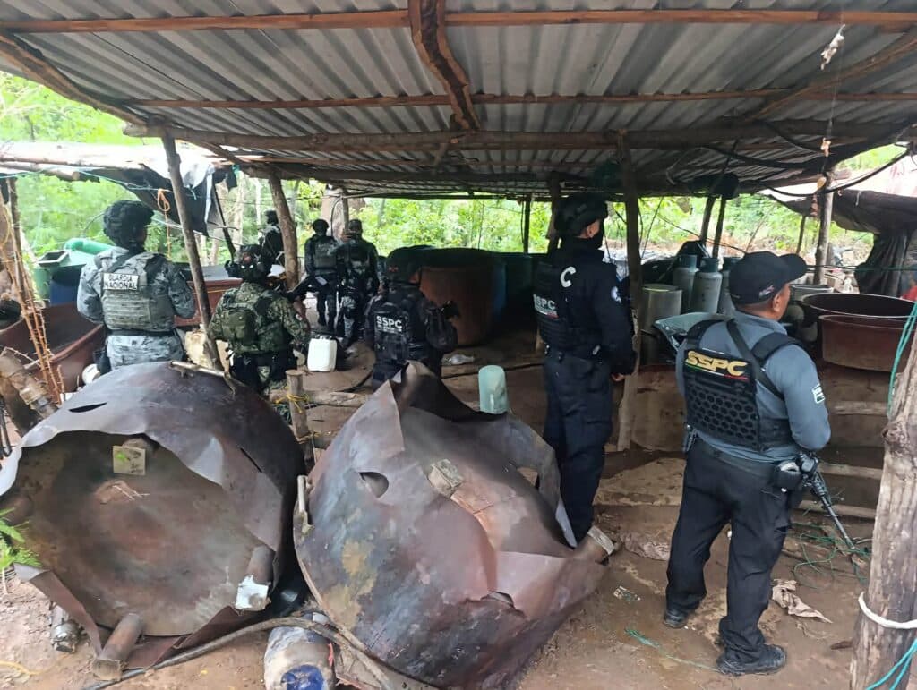Desmantelan tres laboratorios clandestinos de metanfetamina en Guerrero; aseguran cientos de tambos y reactores