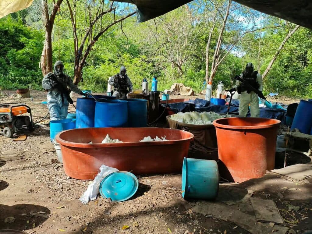 Autoridades federales y estatales inspeccionan laboratorios clandestinos en Michoacán, donde se encontraron grandes cantidades de químicos.
