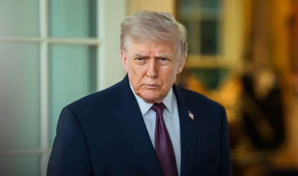 Donald Trump, con expresión seria, se prepara para su intervención en la 81ª Asamblea General de la ONU, abordando temas sobre México.