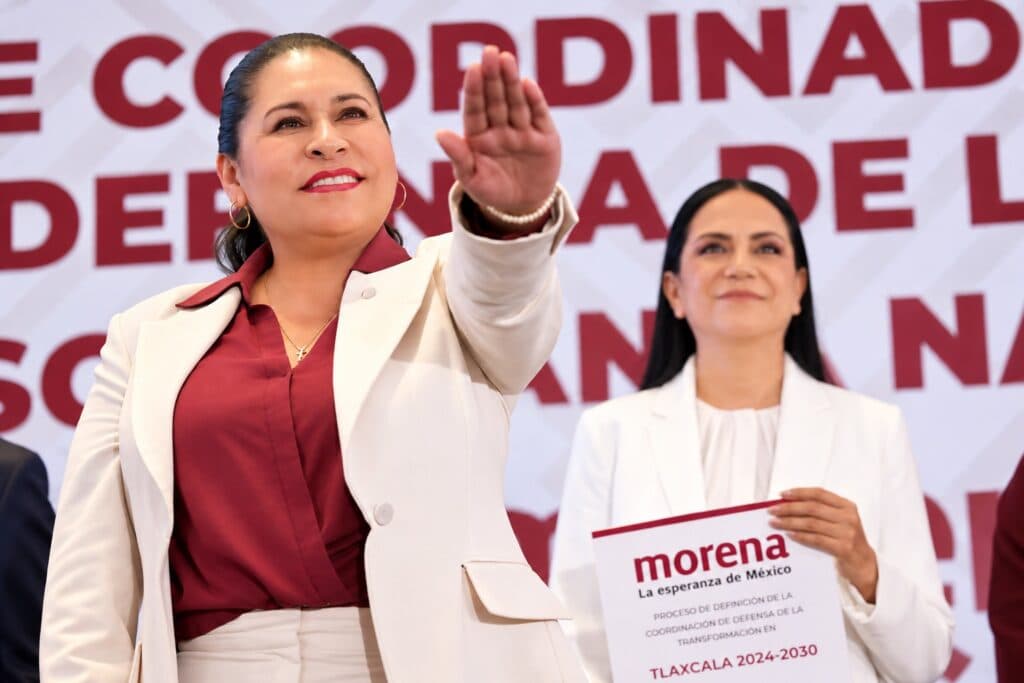 Ana Lilia Rivera, nueva Coordinadora de Defensa de la Transformación en Tlaxcala, durante su presentación con un gesto de compromiso.