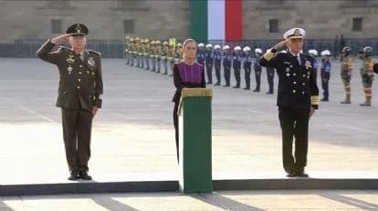 Claudia Sheinbaum rinde homenaje a víctimas del 19S, acompañada de militares, en el Zócalo de la Ciudad de México.