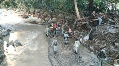 Rescatistas y voluntarios trabajan en la orilla del río Santa Elena, en La Cuesta, tras el desbordamiento provocado por el huracán Polo.