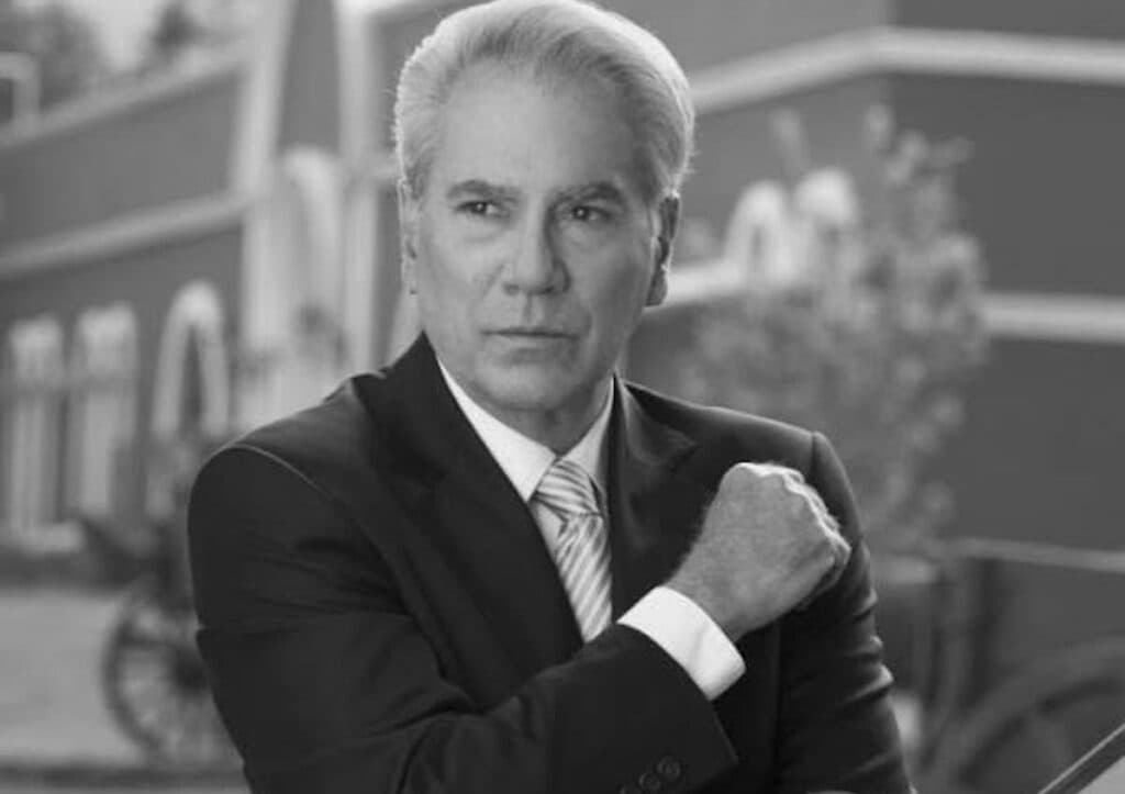 Otto Sirgo, actor destacado de la televisión mexicana, en una pose reflexiva, recordando su legado artístico.