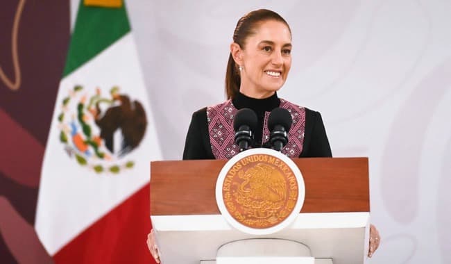 Claudia Sheinbaum sonríe durante su conferencia en Irapuato, Guanajuato, destacando avances en el acuerdo comercial con Estados Unidos.