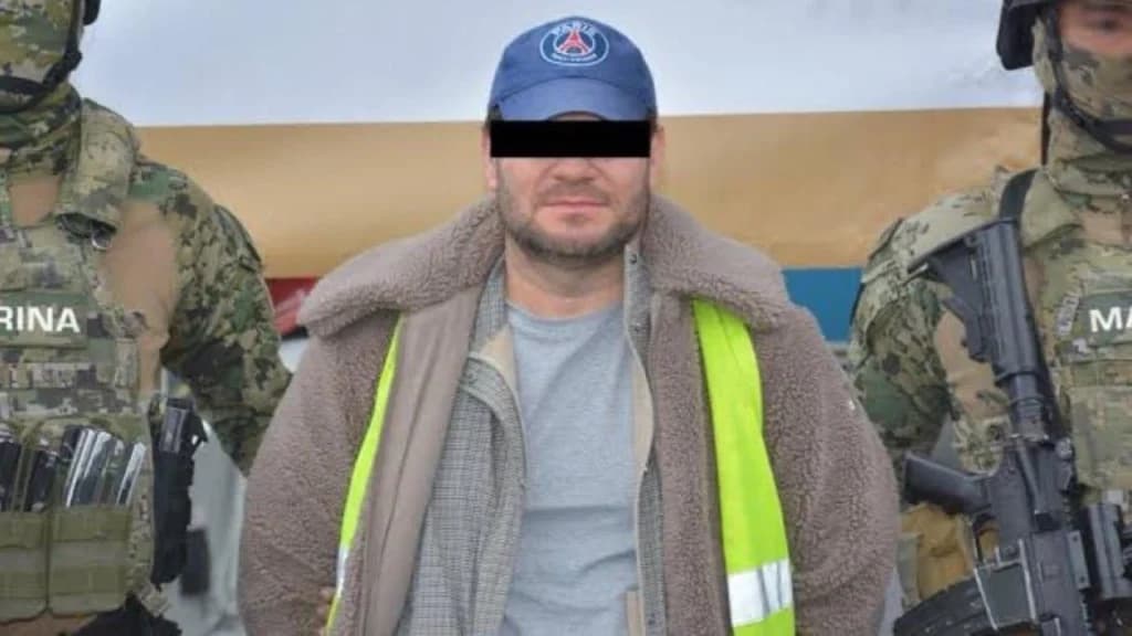 Detención de Miguel Ángel “N”, alias “Mike”, presunto huachicolero fiscal, en Zapopan, Jalisco, rodeado de elementos de seguridad.