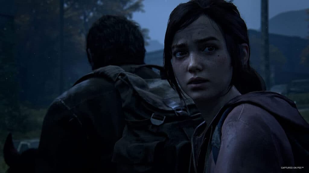 Ellie y Joel, personajes de The Last of Us, se encuentran en un entorno sombrío, reflejando la atmósfera del videojuego.