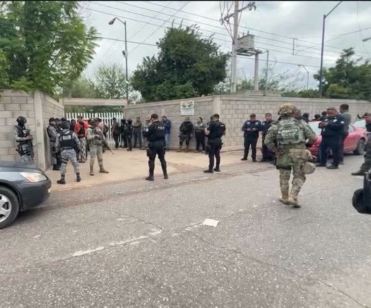 Agentes de seguridad y personas reunidas en la entrada de la Escuela Secundaria General No. 13 en Torreón tras el ataque a la subdirectora.