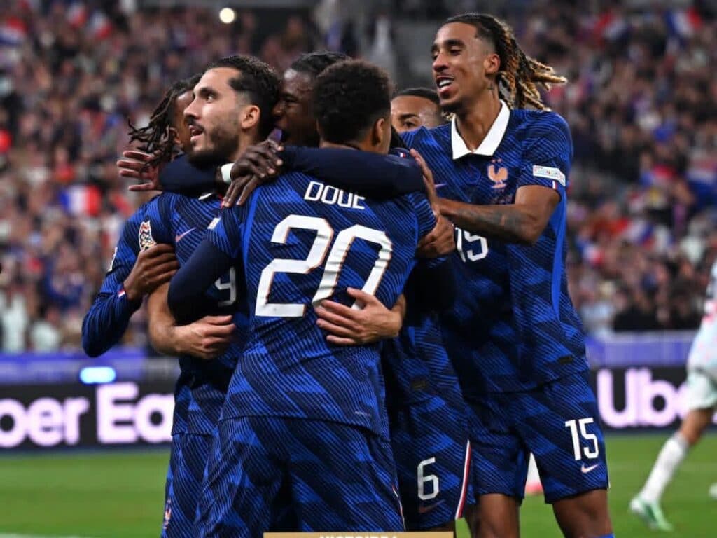 Jugadores de la selección francesa celebran un gol durante el partido contra Bélgica en el Stade de France, UEFA Nations League.