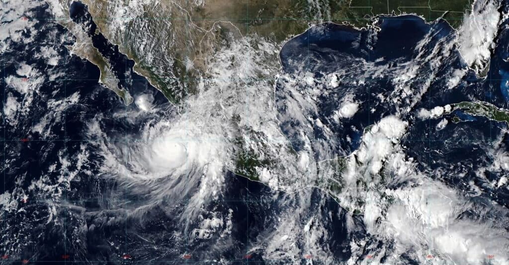Huracán Simón en el océano Pacífico, mostrando su trayectoria hacia las costas de Colima, con nubosidad densa y vientos intensos.