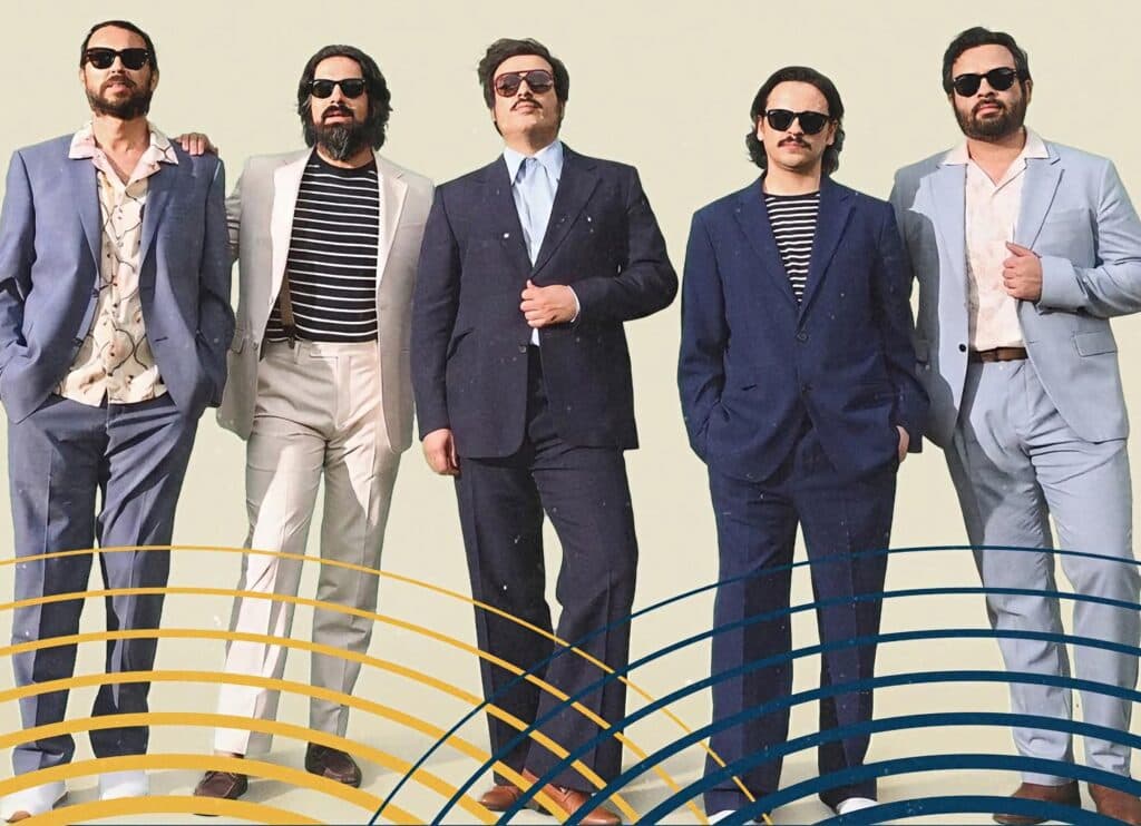 La banda Enjambre posa en trajes elegantes, listos para su concierto gratuito en el Zócalo de la CDMX durante el Vitae Fest 2026.