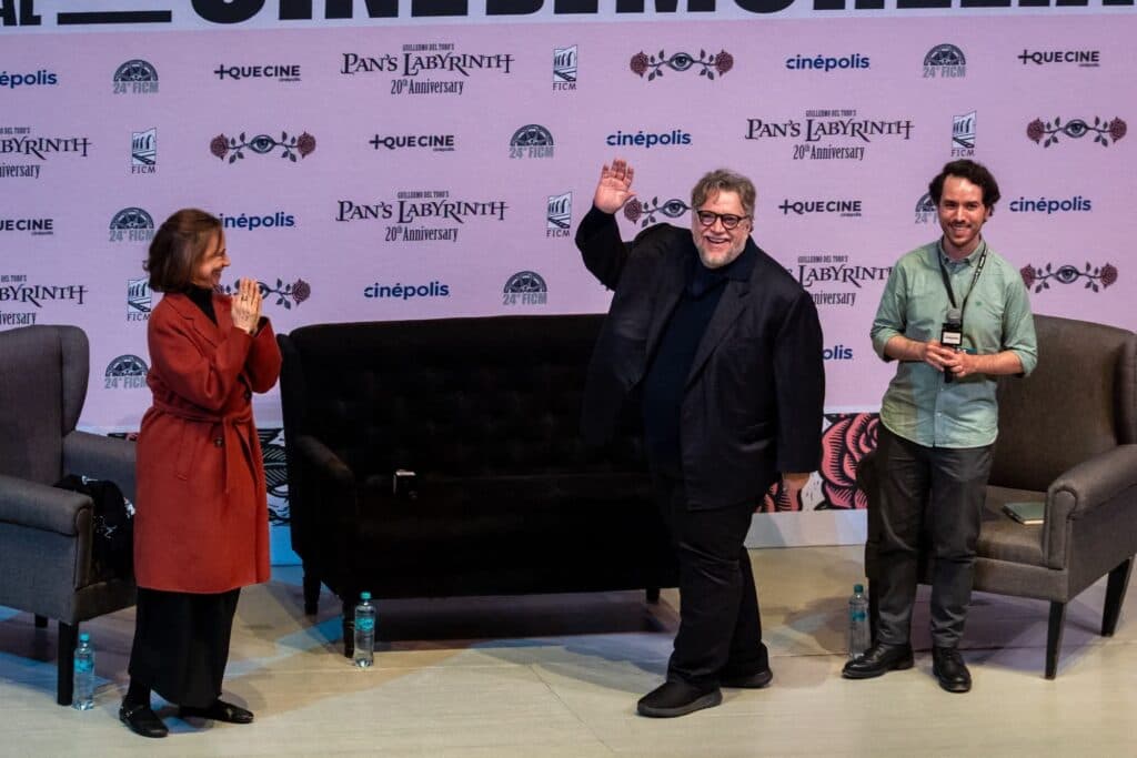 Guillermo del Toro saluda al público en el Festival Internacional de Cine de Morelia, mientras estudiantes exponen su