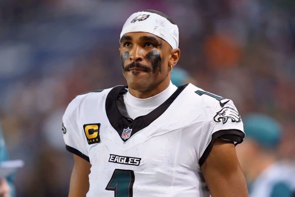 Jalen Hurts, quarterback de los Philadelphia Eagles, con expresión seria y uniforme de juego, durante un partido de la NFL.