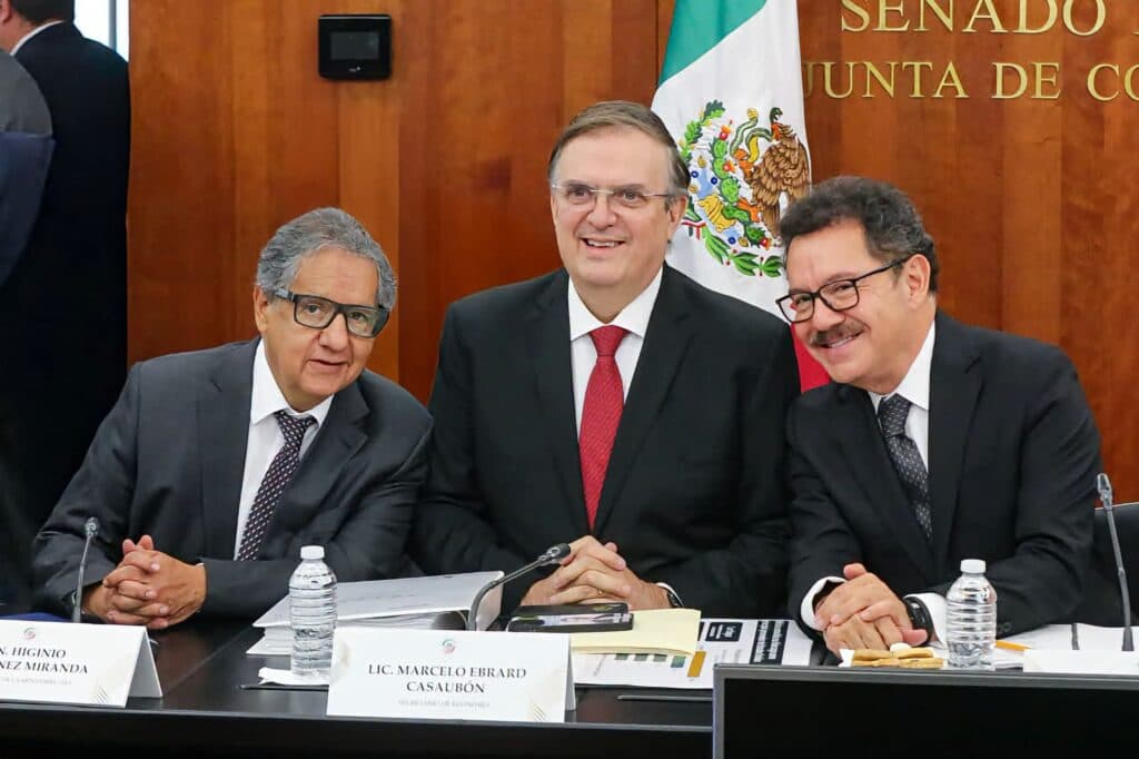 Marcelo Ebrard, secretario de Economía, sonríe junto a otros legisladores durante su comparecencia en el Senado sobre el T-MEC.