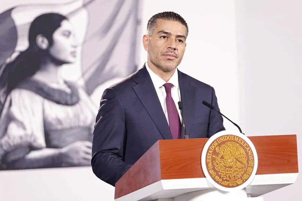 Omar García Harfuch en conferencia, destaca avances en seguridad y baja percepción de inseguridad en México.
