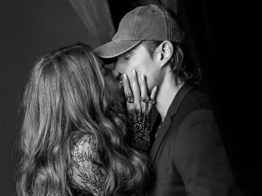 Galilea Montijo y su novio Isaac Moreno se besan en un evento, reflejando su deseo de formar una familia juntos.