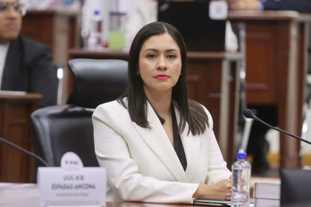 Blanca Yassahara Cruz García, nueva consejera presidenta provisional del INE, en una reunión formal, luciendo un traje blanco.