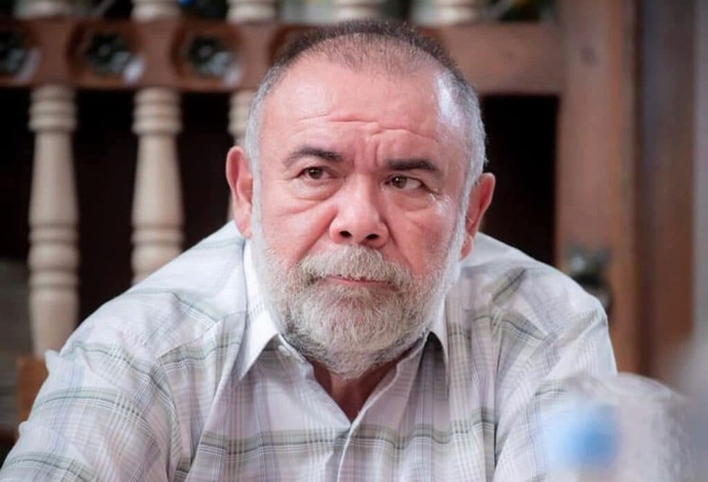 Jesús Ochoa, actor mexicano, con expresión seria en un entorno familiar, tras el accidente en un elevador durante una obra.