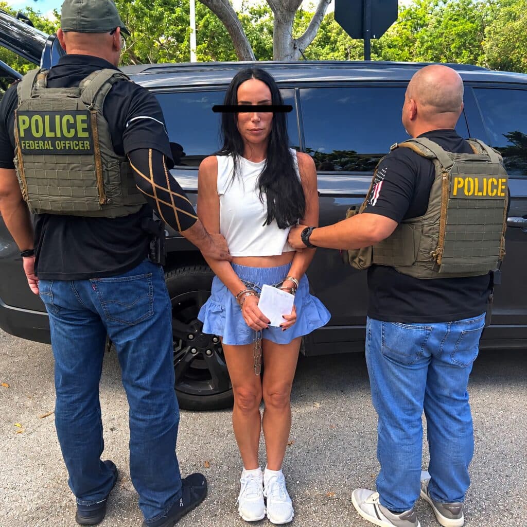 Inés Gómez Mont es detenida por agentes de la policía en Miami, Florida, tras cinco años como prófuga de la justicia mexicana.