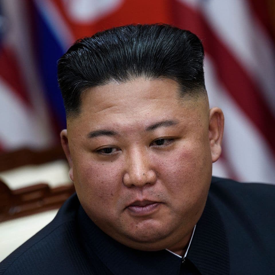 Kim Jong-un durante una reunión, mostrando su expresión seria en medio de rumores sobre su salud y estado.