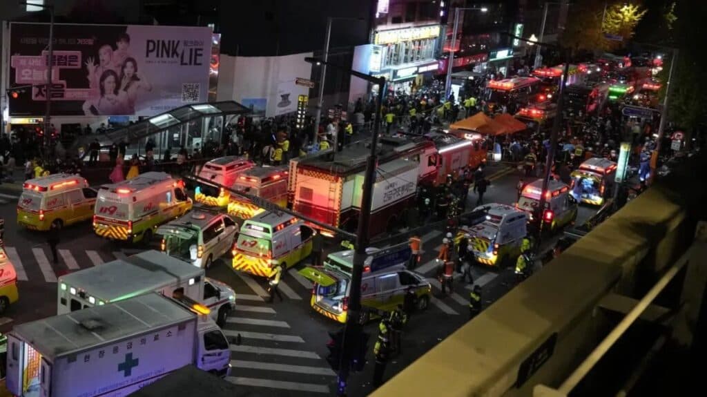 Multitud de ambulancias y personal de emergencia en la escena de la tragedia de Itaewon, Corea del Sur, tras el incidente.