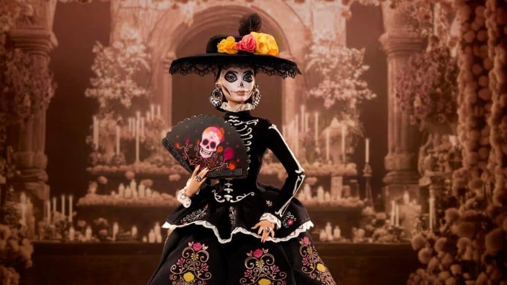 Muñeca Barbie inspirada en La Catrina, con vestido negro y detalles de calaveras, sosteniendo un abanico en un altar del Día de Muertos.