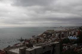 Nubes oscuras cubren el cielo sobre la costa de Jalisco, anticipando el impacto del huracán Simón en la región.