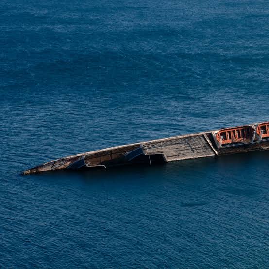 Embarcación hundida en el mar frente a las costas de Yibuti, símbolo de la tragedia marítima con 109 personas fallecidas.