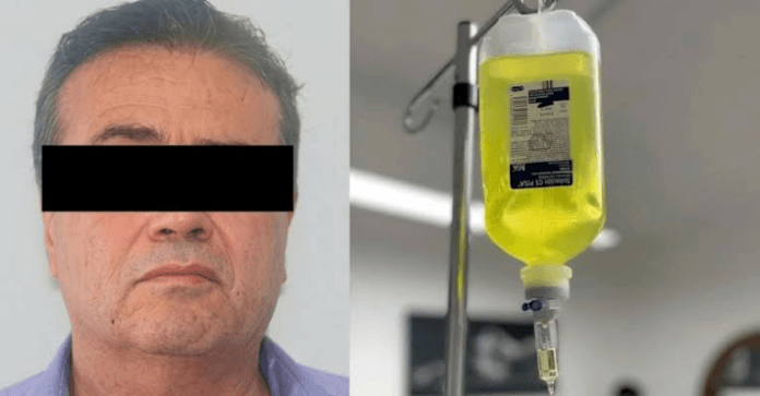 Médico señalado por la muerte de ocho pacientes en Sonora junto a una bolsa de suero vitaminado utilizada en tratamientos.