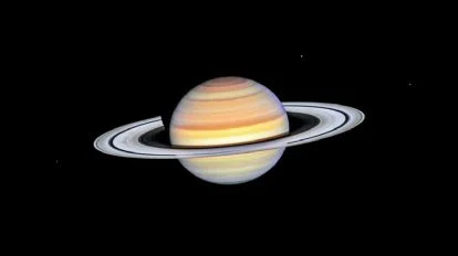 Saturno con sus anillos brillantes y colores distintivos, destacándose en el cielo nocturno, ideal para la observación astronómica.