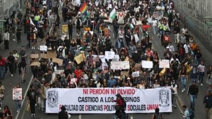 Cientos de manifestantes marchan en CDMX con pancartas y consignas exigiendo justicia por la represión estudiantil de 1968.