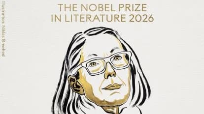 Anne Carson, ganadora del Premio Nobel de Literatura 2026, retratada con gafas y expresión reflexiva, destacando su innovación literaria.