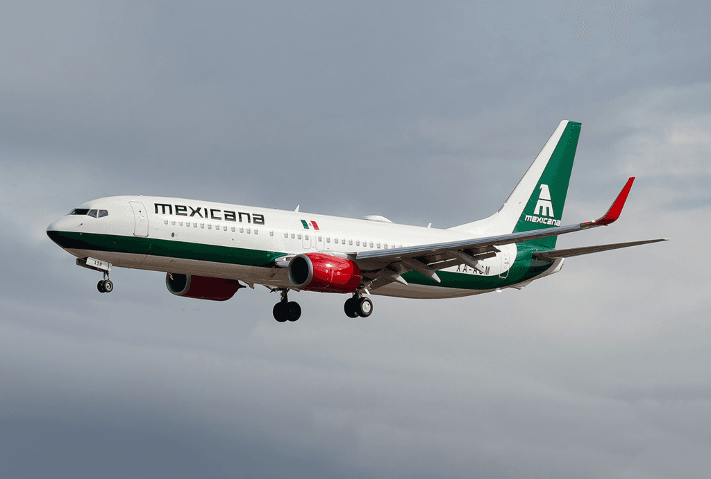 Aerolínea mexicana aterrizando en un aeropuerto, simbolizando el avance en la conectividad aérea tras el levantamiento del veto de EE. UU.