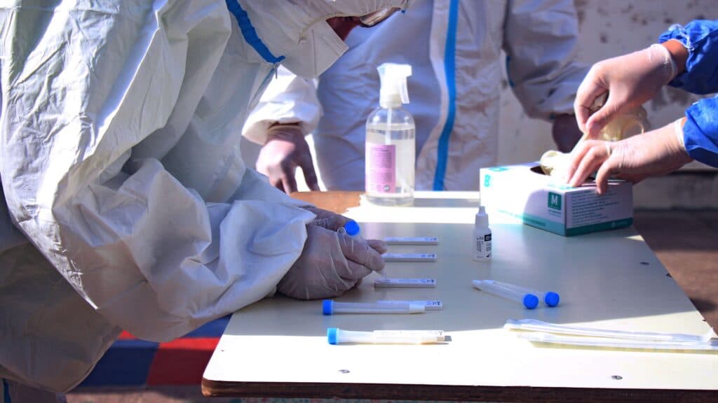 Personal de salud en trajes de bioseguridad manipula muestras en un laboratorio, en el contexto de la peste neumónica en Rusia.