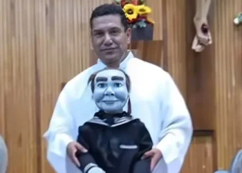 Padre lleva muñeco poseído a misas en Saltillo