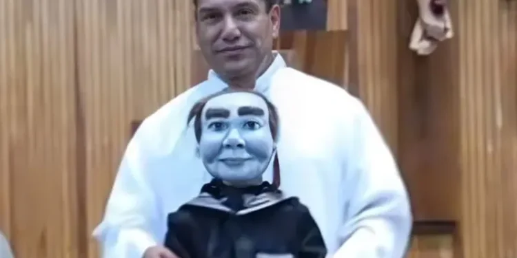 Padre lleva muñeco poseído a misas en Saltillo