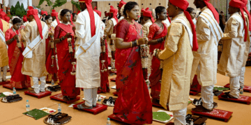 Magnate de Asia organiza bodas para parejas desfavorecidas