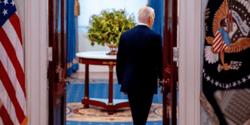 Biden está dudando si continuar la carrera presidencial, afirman medios