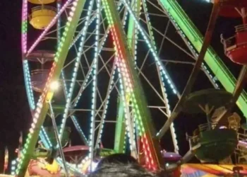 Padre muere por su hijo al caer de juego mecánico