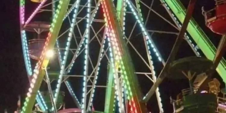 Padre muere por su hijo al caer de juego mecánico