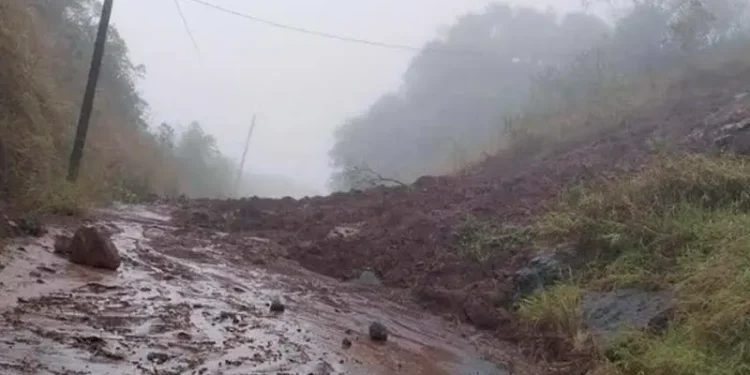 En Hidalgo inician evacuaciones por ríos desbordados