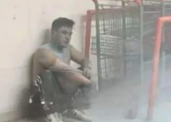 Dan golpiza a ladrón que amenazó con incendiar tienda