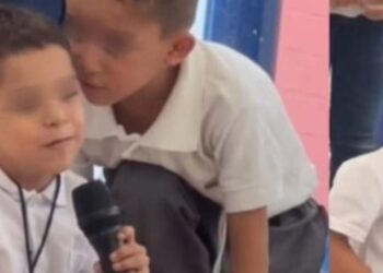 Niño ayudar a su amigo con discapacidad a cantar