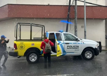 En Monterrey, Policía rescata a hombre que amenazaba con lanzarse de un edificio
