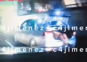 Captan a hombre ‘encajuelado’ en Viaducto CDMX