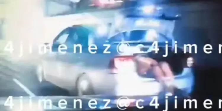 Captan a hombre ‘encajuelado’ en Viaducto CDMX