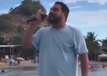 Vocalista de ‘Banda MS’ sorprende con concierto a turistas